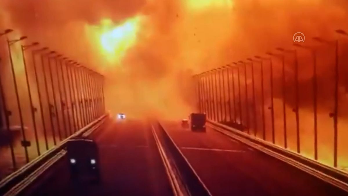 Most na Krym je v plamenech, část se zřítila 